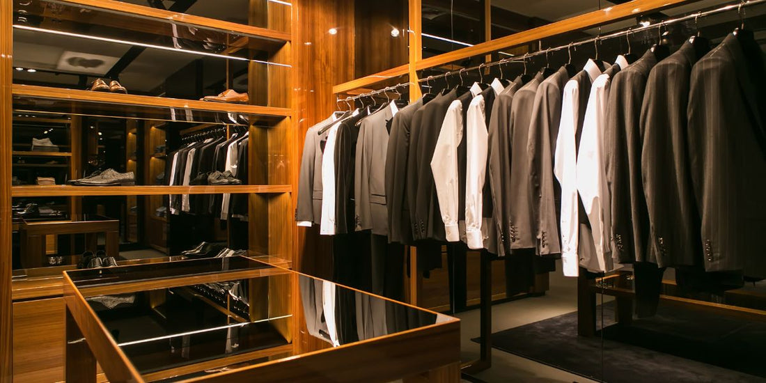 Quels vêtements basiques intemporels inclure dans votre dressing masculin ?