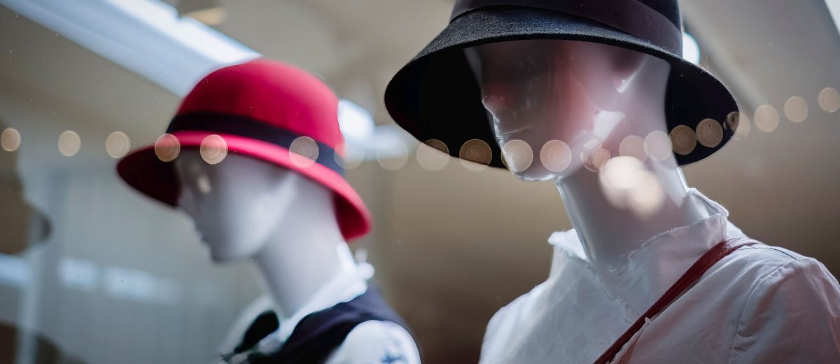 Chapeaux disparus, mais jamais oubliés : Le grand retour d&rsquo;un symbole de style intemporel