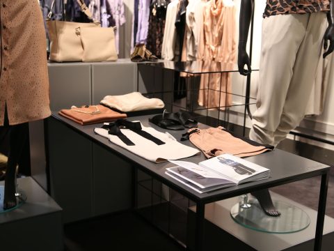 Revolve : la marque de mode qui révolutionne le shopping en ligne