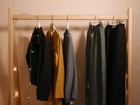 Quels vêtements basiques intemporels inclure dans votre dressing masculin ?