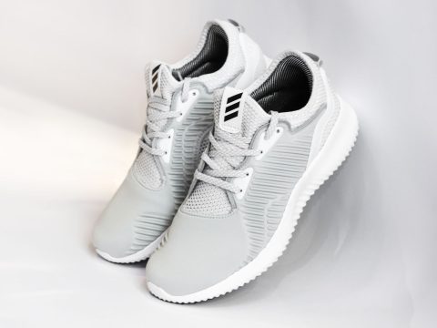 10 sneakers incontournables que chaque homme stylé portera en 2025 (et une seule peut tout transformer)