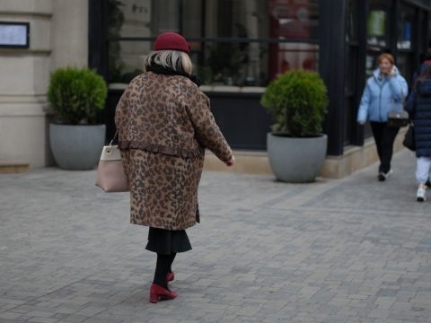 Petite et stylée : 10 astuces mode imparables pour sublimer votre silhouette
