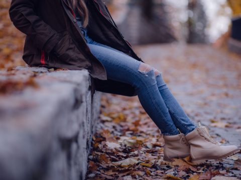 Le look monochrome fait fureur cette saison : comment l’adopter sans paraître une tâche