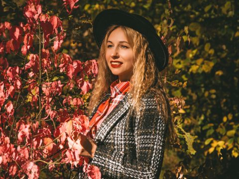 Les couleurs incontournables de l’automne 2025 : comment porter ces teintes chaudes sans faute de goût ?