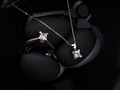 Les bijoux qui font briller l’été 2025 : 7 tendances à adopter sans hésiter