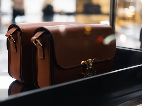 Ce que les sacs à main disent de notre époque: miroir d’une génération en quête de sens