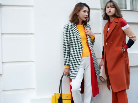 Comment s’habiller avec élégance à 50 ans : style affirmé et féminité intemporelle