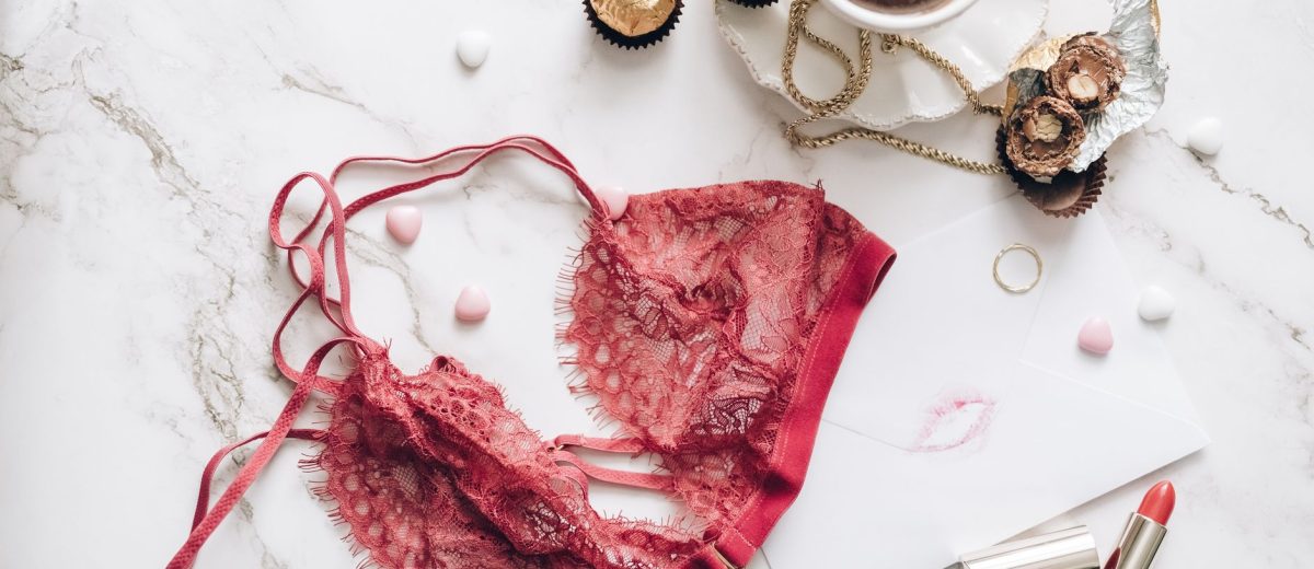 Dentelle visible & lingerie apparente : ose le style moody lace en 2025