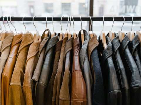 Quelle veste porter à la mi-saison homme 2025 ? 7 modèles incontournables