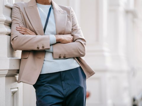 Femme en tenue chic avec pantalon pour la rentrée