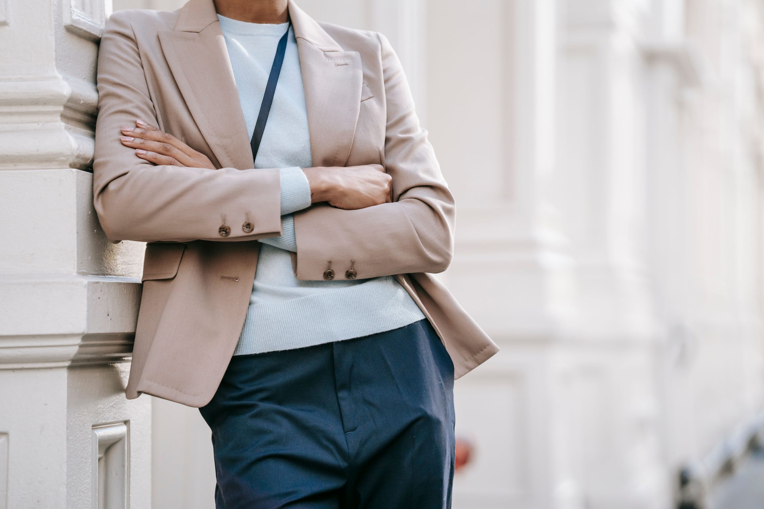 Femme en tenue chic avec pantalon pour la rentrée