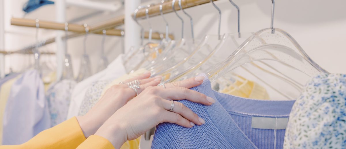 Portants de vêtements colorés dans une boutique de mode