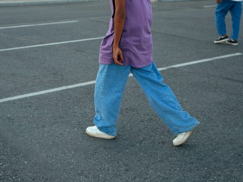 Silhouette portant un jean à coupe ample dans la rue
