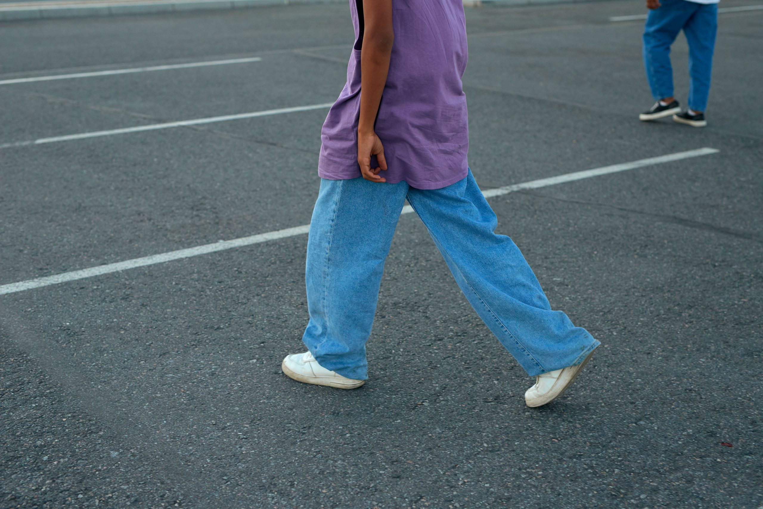 Silhouette portant un jean à coupe ample dans la rue