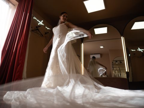 Mariée lors de l'essayage de sa robe de mariée