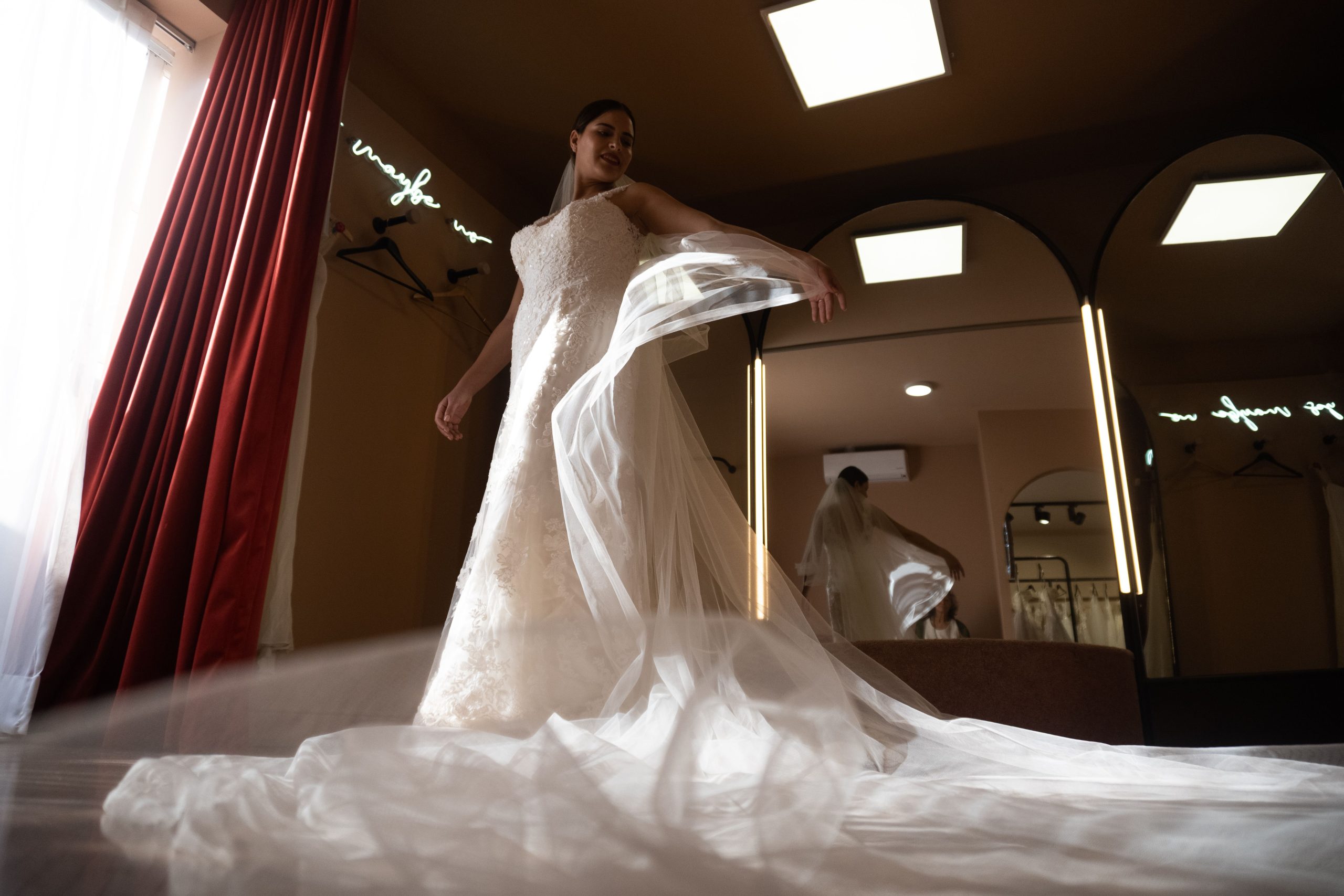 Mariée lors de l'essayage de sa robe de mariée