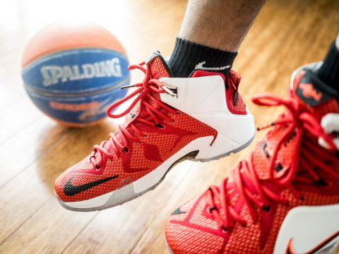 Paire de sneakers de basketball rouge et blanc