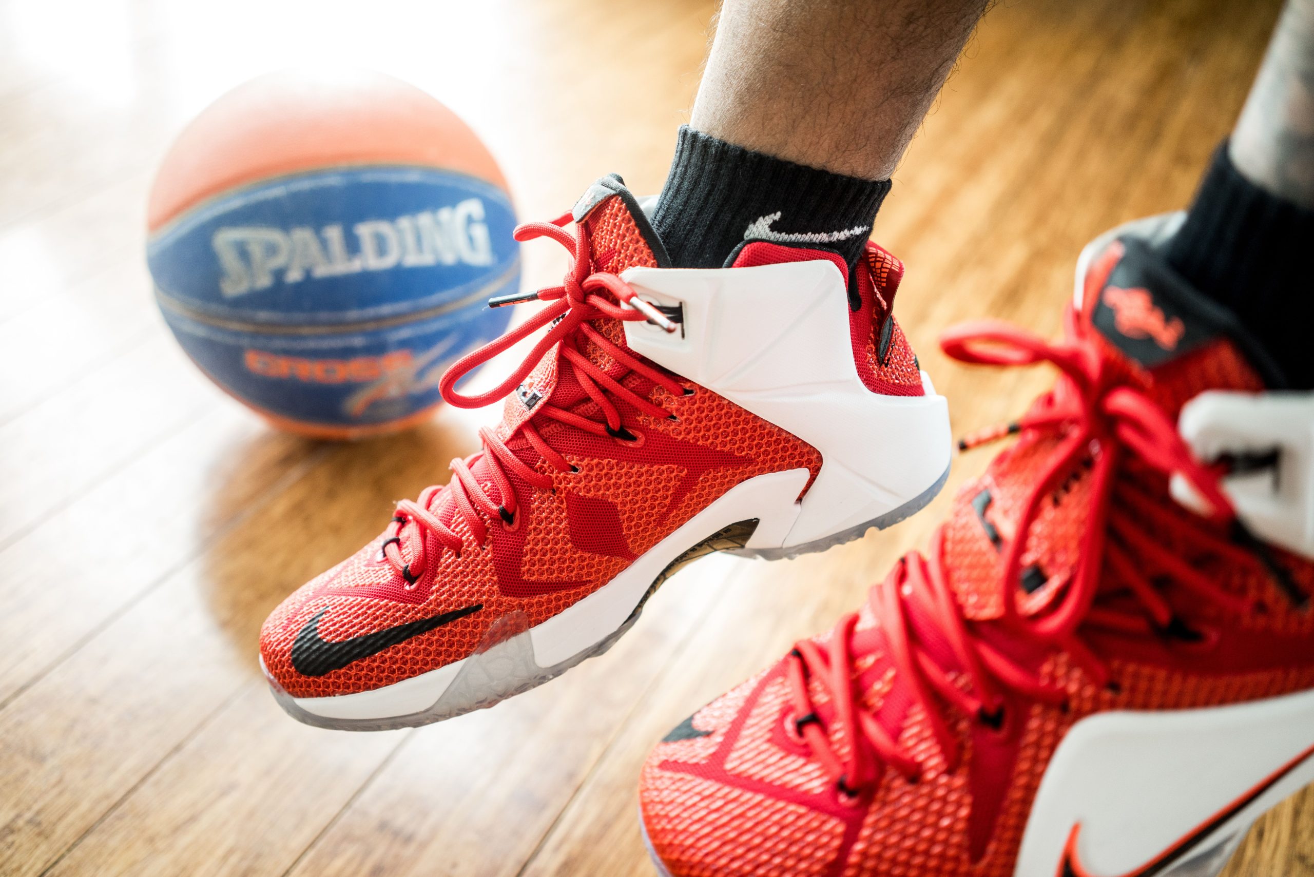 Paire de sneakers de basketball rouge et blanc