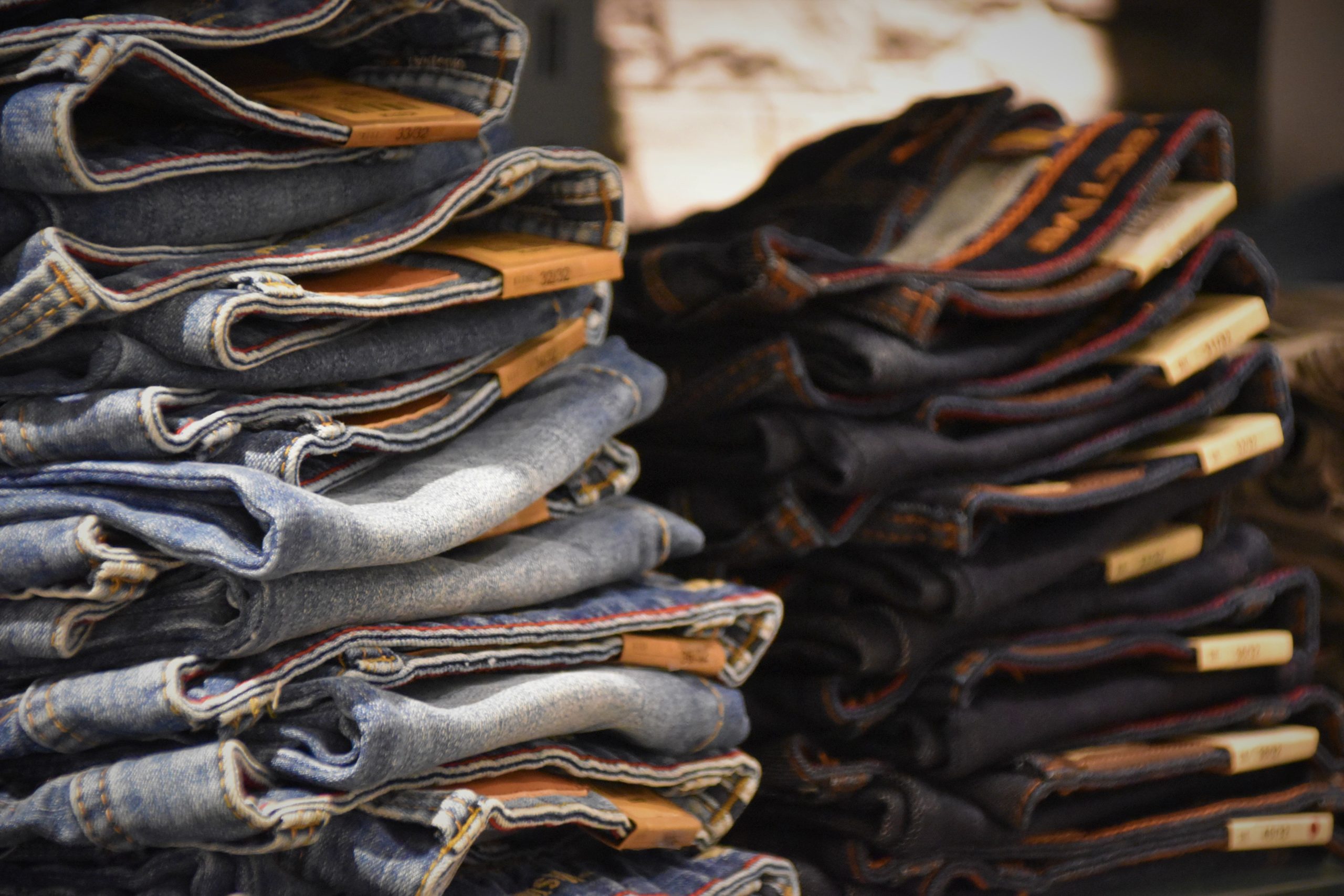 Pile de jeans en denim pliés