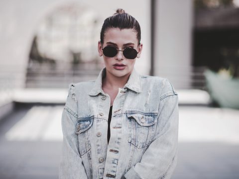 Femme en veste denim, style street tendance