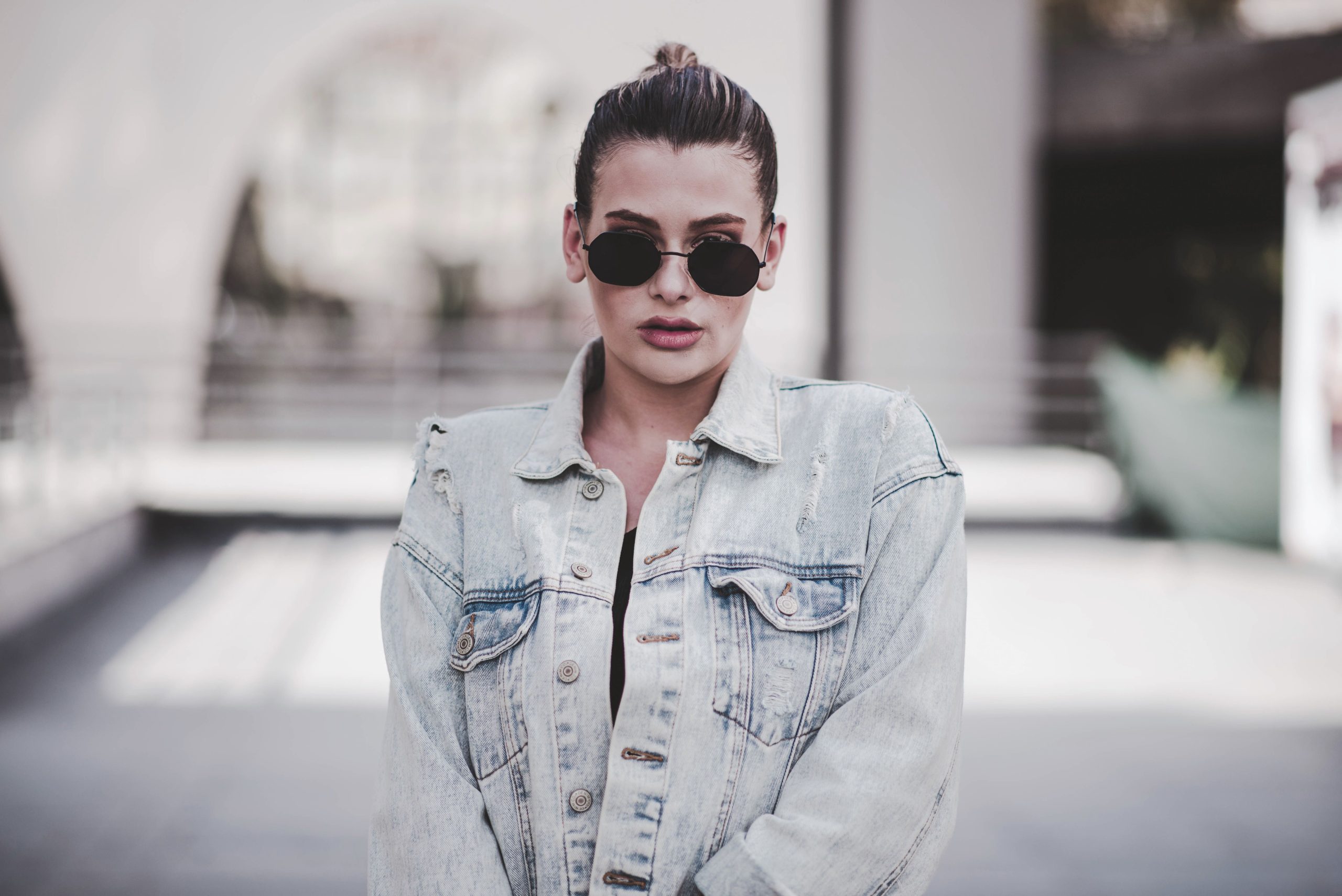 Femme en veste denim, style street tendance