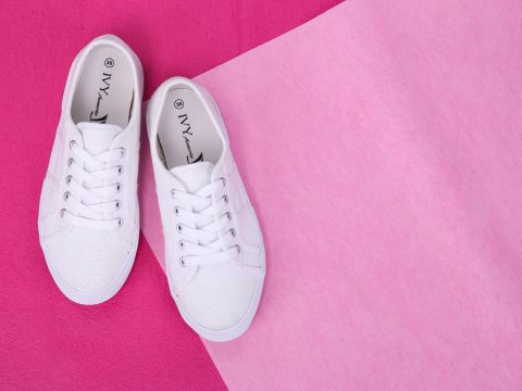 Catherine Deneuve, 82 ans, choisit des chaussures plates pour la rentrée