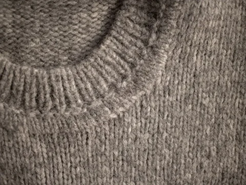 Détail d'une maille fine en laine, col roulé