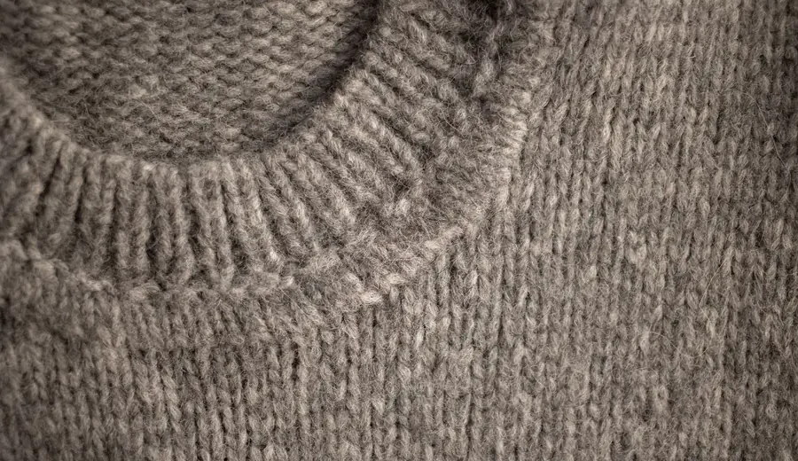 Détail d'une maille fine en laine, col roulé