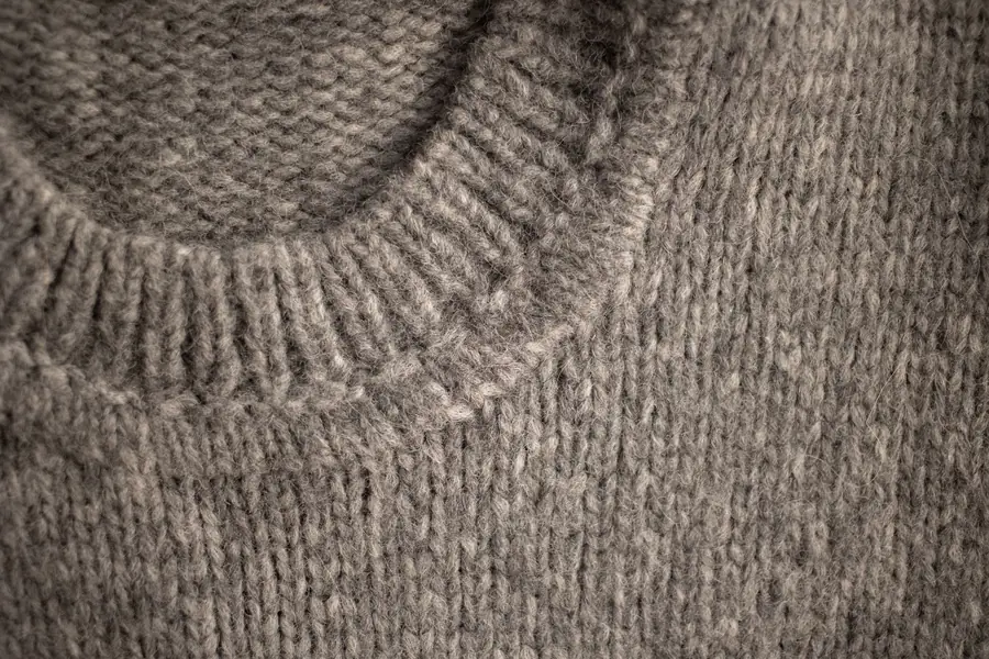 Détail d'une maille fine en laine, col roulé