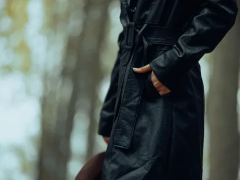 Poche d'un manteau sombre, main posée