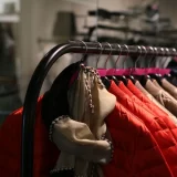 Portant de manteaux en boutique
