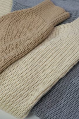 Pulls en laine beige et gris posés à plat, capsule pour s'habiller par 5 degrés