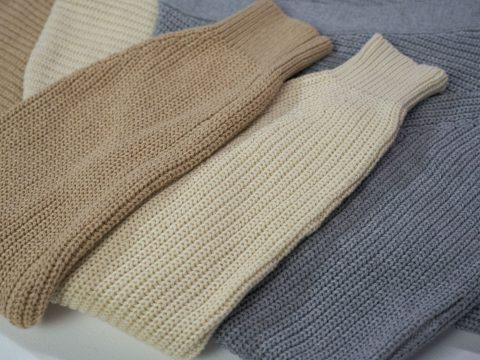 Pulls en laine beige et gris posés à plat, capsule pour s'habiller par 5 degrés