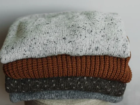 Pulls en maille pliés par saison, du plus léger au plus chaud