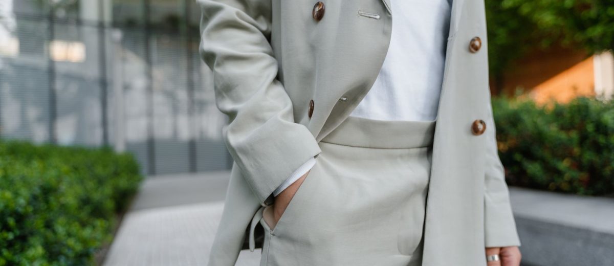 Femme en blazer léger beige et chemise blanche, tenue estivale en tons neutres