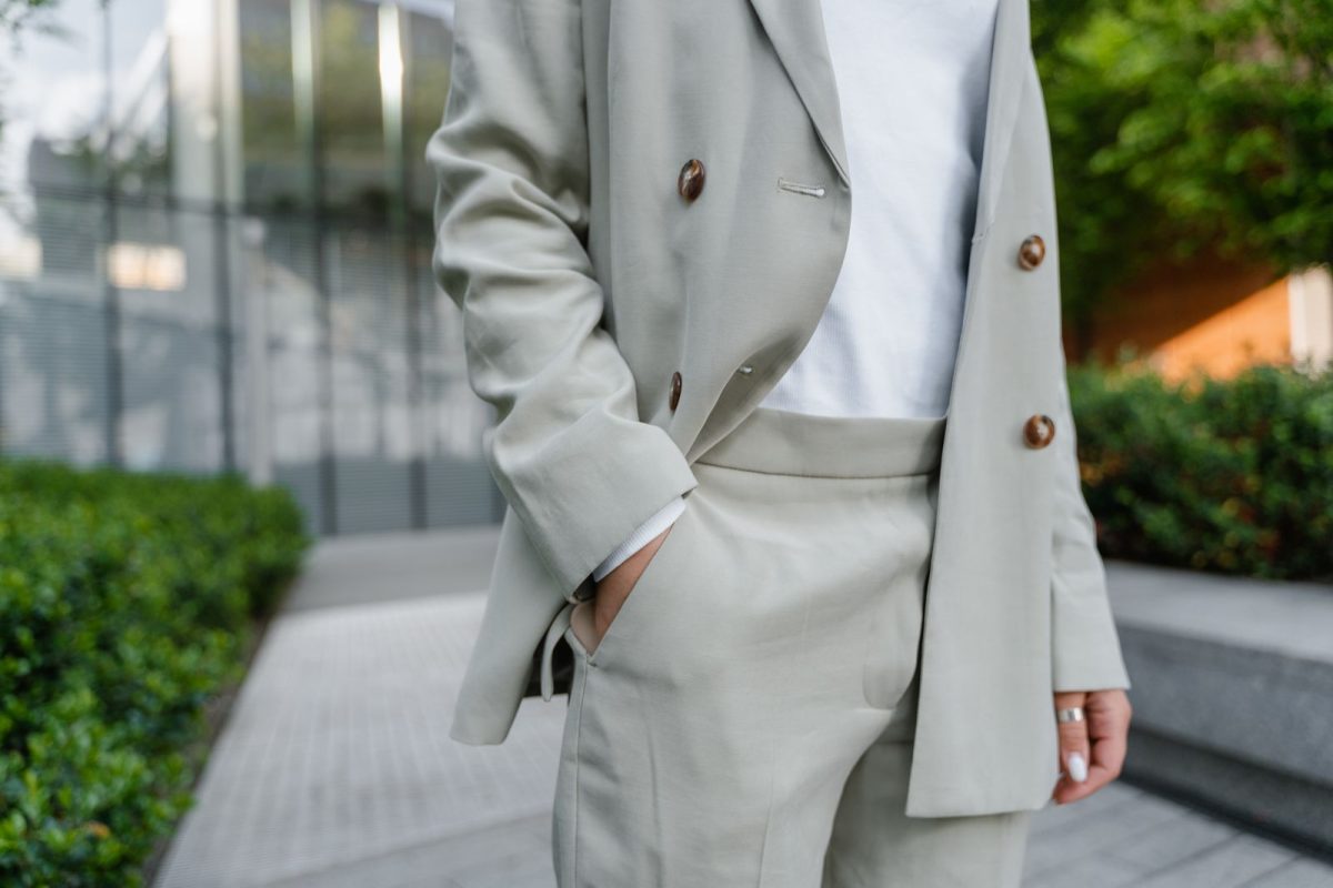Comment s’habiller quand il fait 25 degrés : matières, tenues et bons réflexes