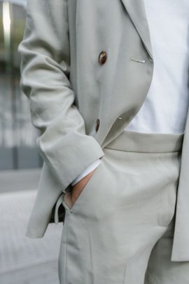 Femme en blazer léger beige et chemise blanche, tenue estivale en tons neutres