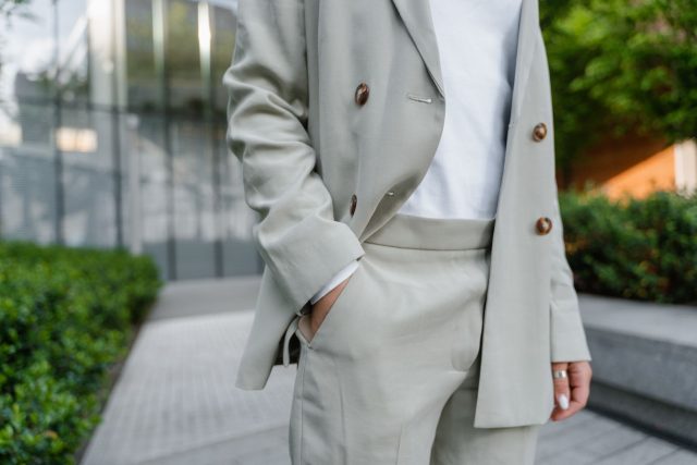 Comment s’habiller quand il fait 25 degrés : matières, tenues et bons réflexes
