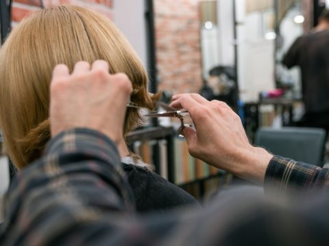 Coiffeur en train de couper une frange