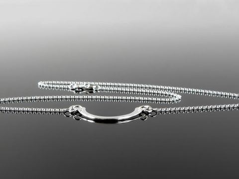 Collier personnalisé en argent sterling, chaîne fine, gros plan