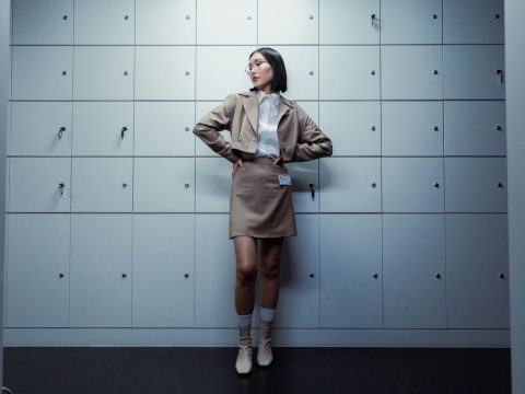Faustine Bollaert adopte le bermuda élégant pour la mi-saison