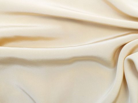 Faustine Bollaert opte pour une blouse féminine pour la rentrée