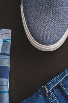 Le jean bootcut slim fait son retour avec des chaussures plates modernes