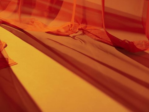 Le perfecto en cuir cède sa place à une pièce bohème cet automne