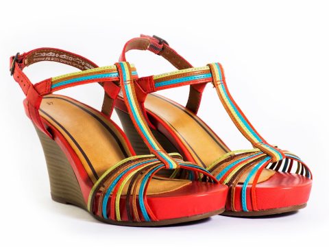Les chaussures colorées remplacent les baskets blanches cet automne