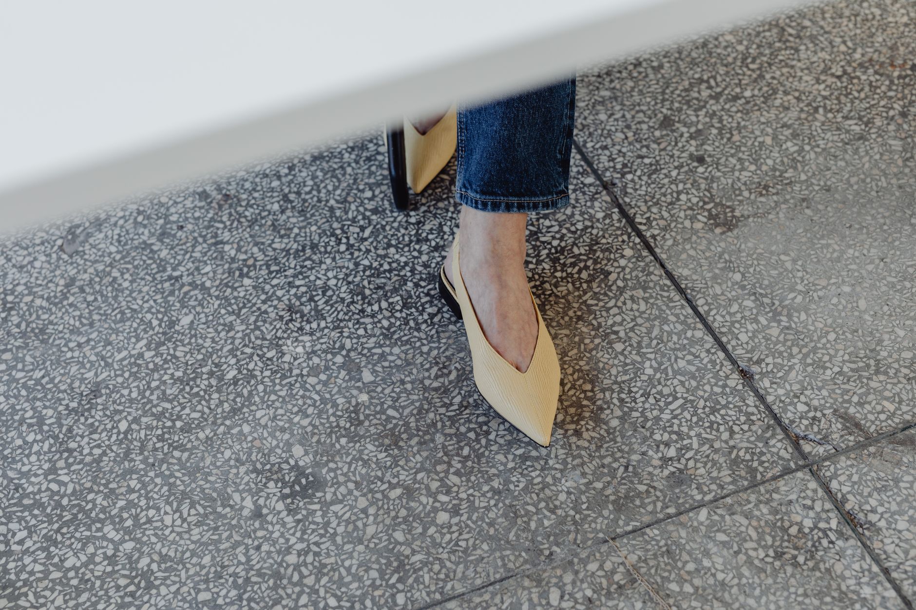 La ballerine en suède, alternative élégante aux tongs pour l'été