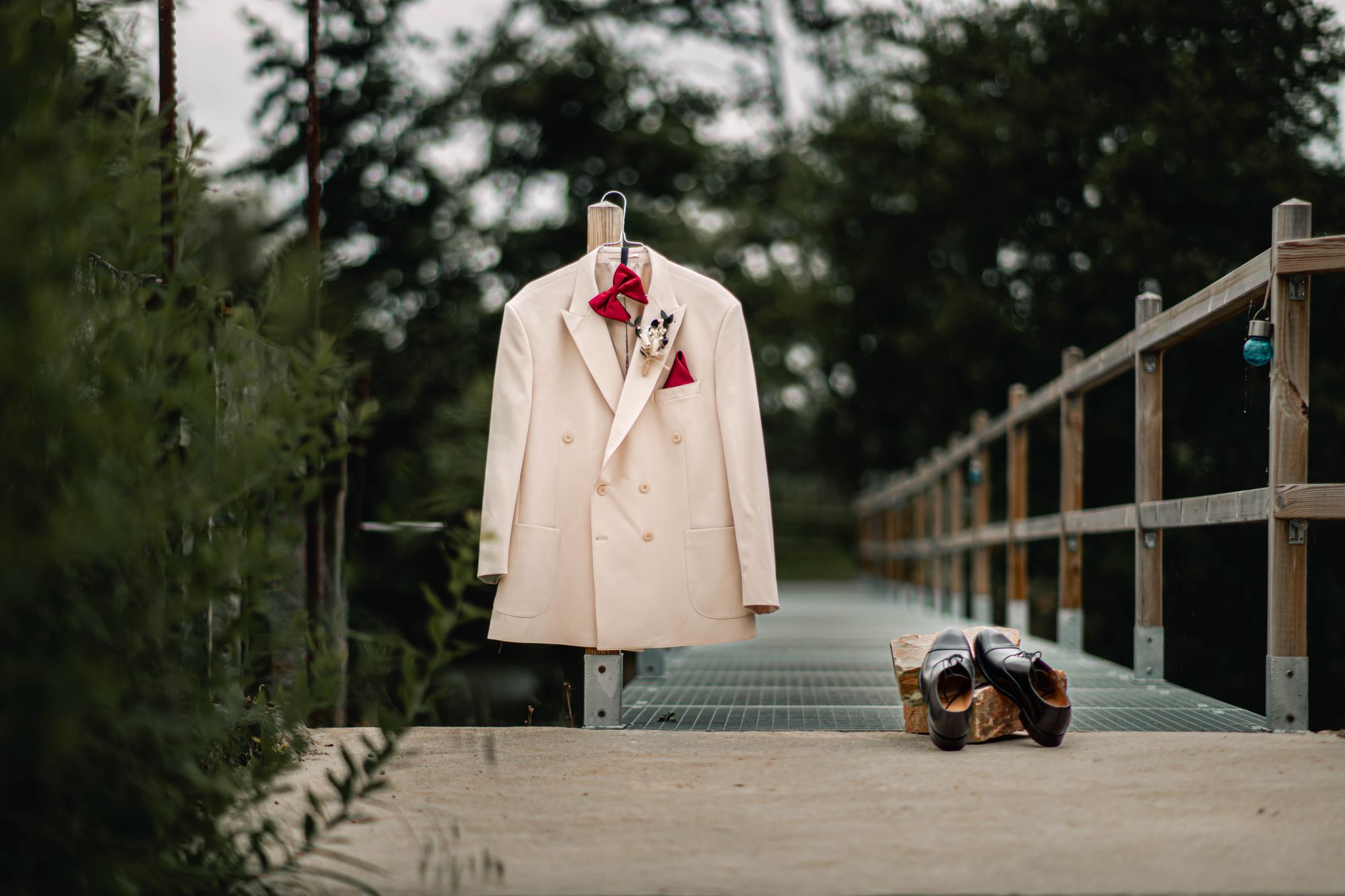 Le costume blanc : une option chic pour les mariages d'automne