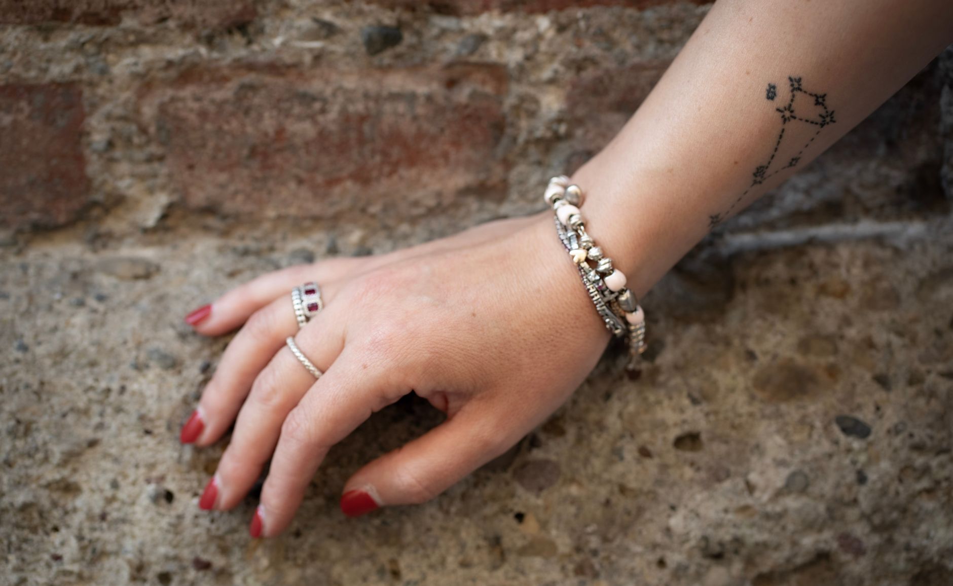 Tendance mode : le bracelet bohème s'impose cette saison