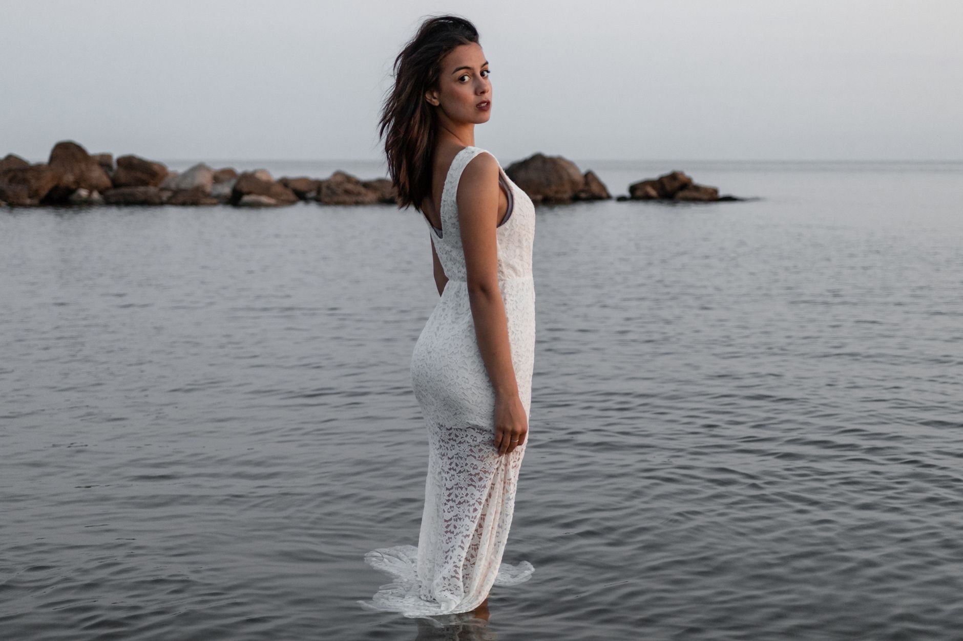Les robes qui allongent la silhouette pour les moins d'1m60