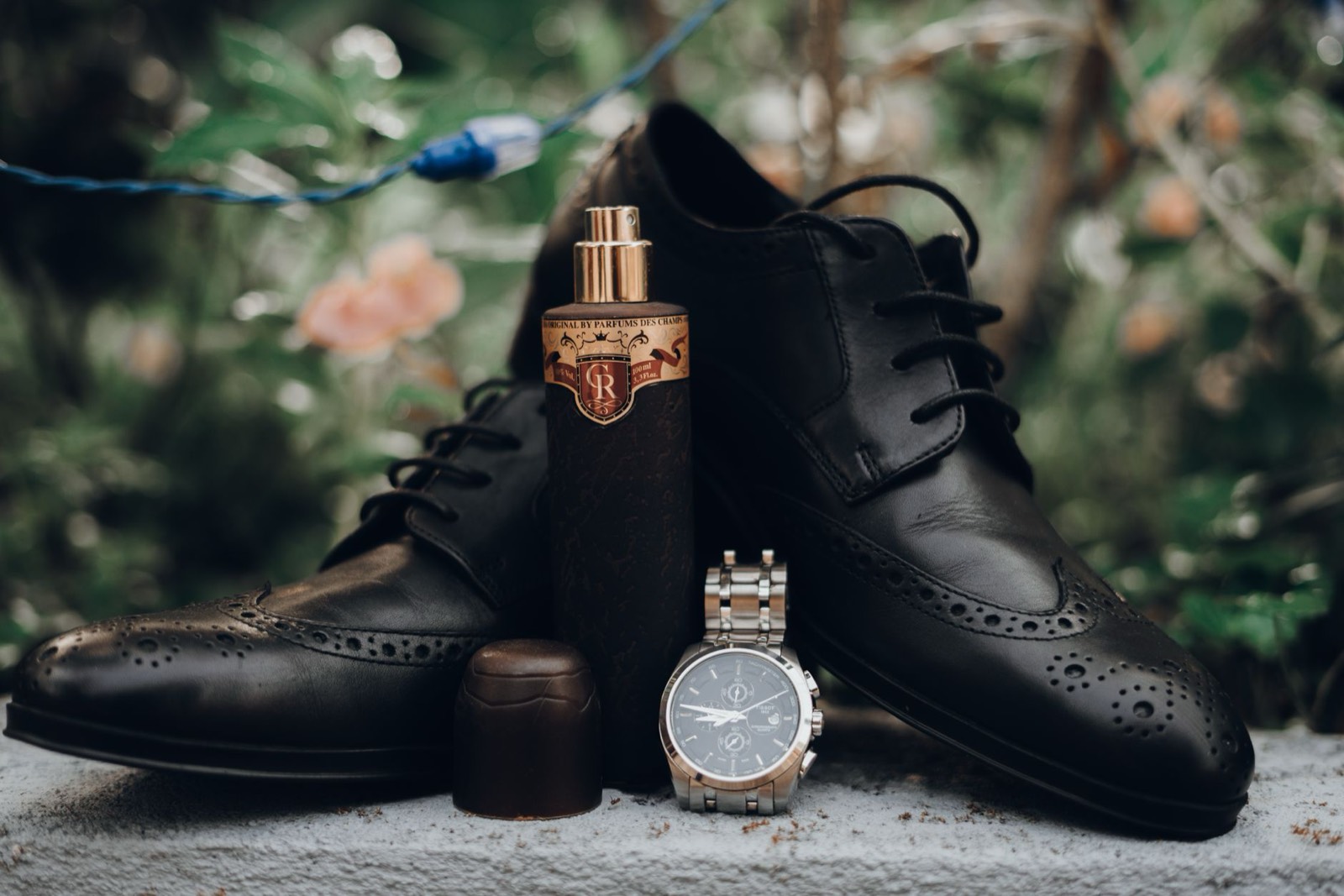 Détail d'une montre au poignet et de chaussures en cuir, accessoires d'une tenue de bureau masculine